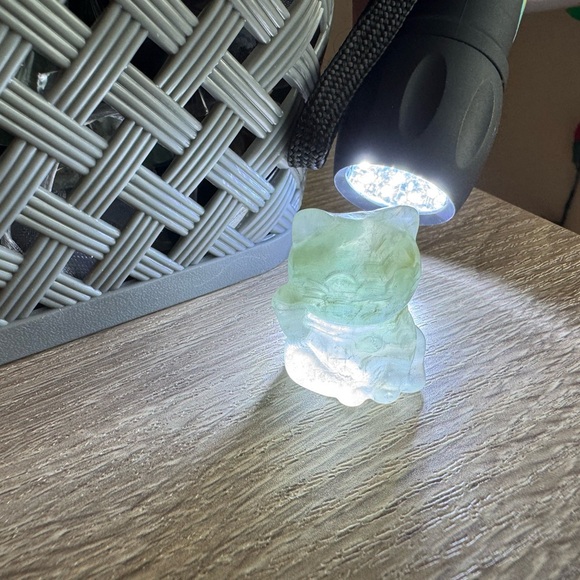 Fluoride Lucky Cat Figurine Crystal - Picture 6 of 6